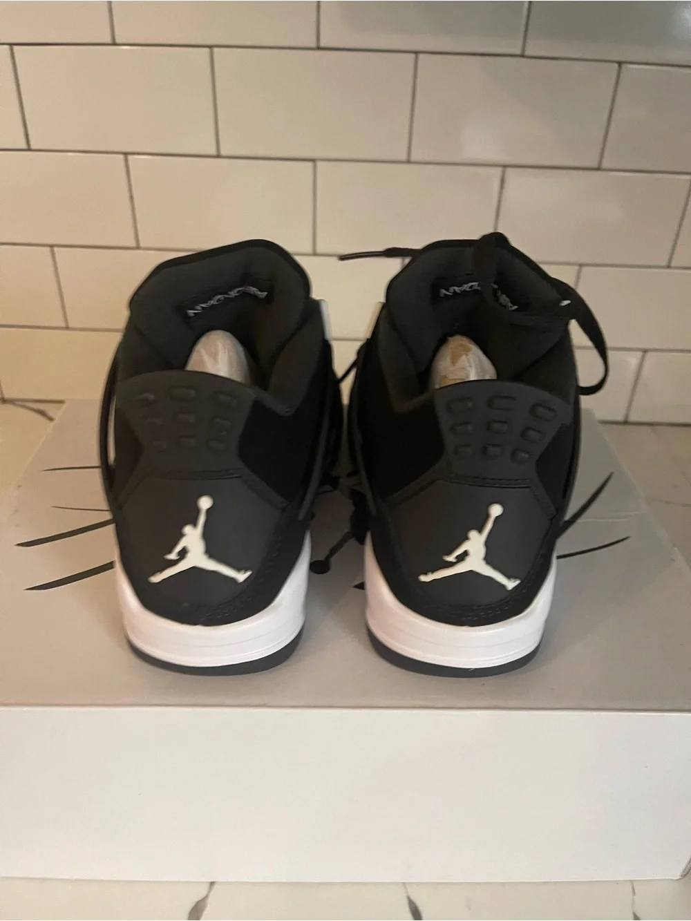 Men’s Retro 4 White Thunder Size 4.5.